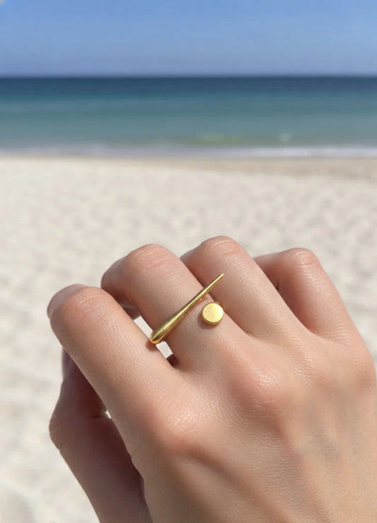 Bague Ouverte Boule et Barre Dorée porter