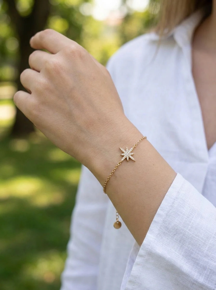 Bracelet Chaine Doré et 2 petites étoiles Strass Blancs porter