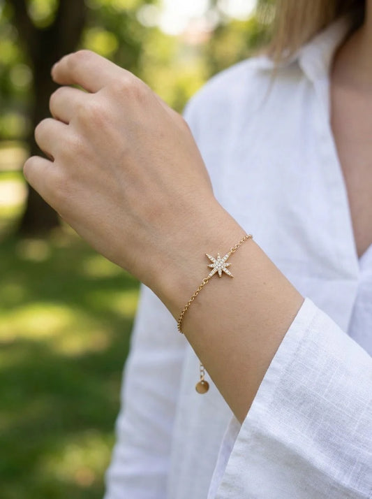 Bracelet Chaine Doré et 2 petites étoiles Strass Blancs porter