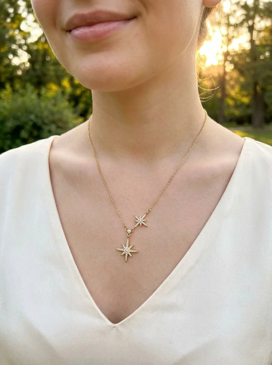 Collier Tour de Cou Doré Pendentif et 2 petites étoiles Strass Blancs porter