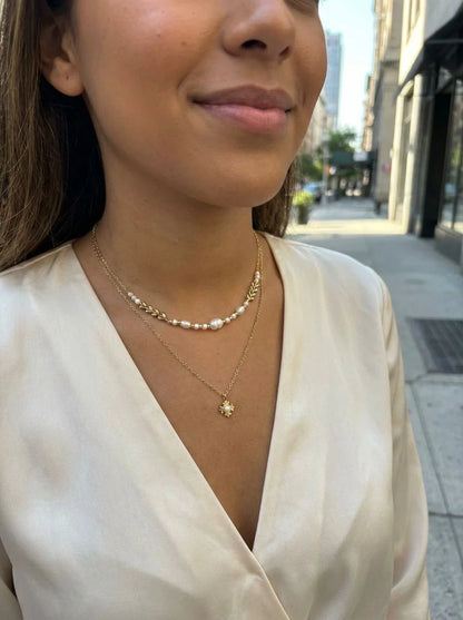 Collier 2 Rangs Dorés et Perles Blanches porter