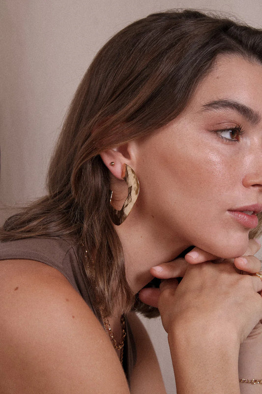 Boucles d'Oreilles Grandes Créoles Larges Martelées Dorées Portée