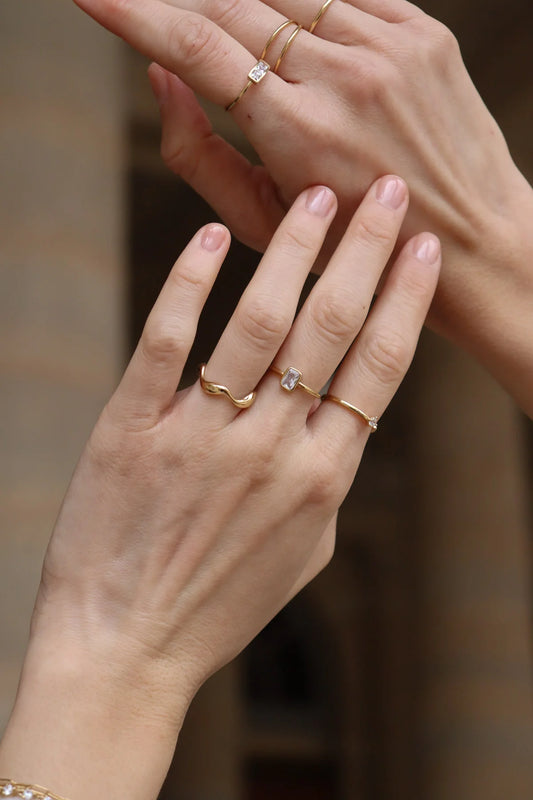 Bague Ouverte et 1 Strass Blanc Plaqué Or porté