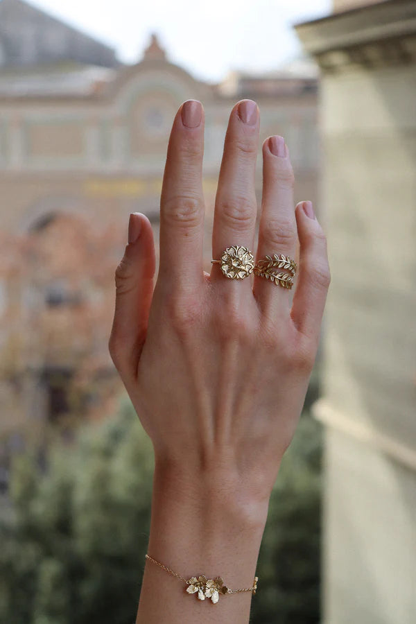 Bague Ajustable Fleurs Plaqué Or Porté