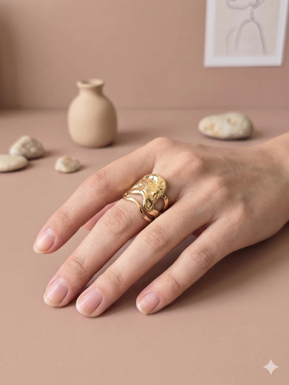 Bague large martelée asymétrique ajourée  Porté