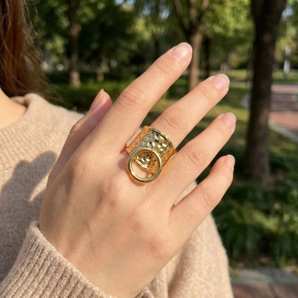 Bague Ajustable Martelée et Anneau Doré Porté