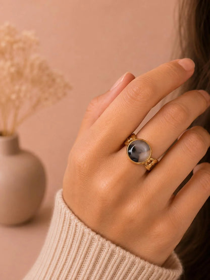Bague Ajustable Dorée Maillons et Pierre Résine Léopard Porté