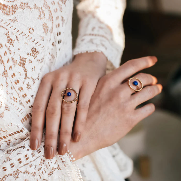 Bague Dorée Cercle et Pierre Nacre Blanche Porté