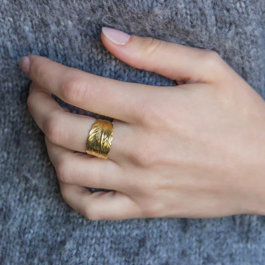Bague Ajustable Doré Plume Martelée Porté