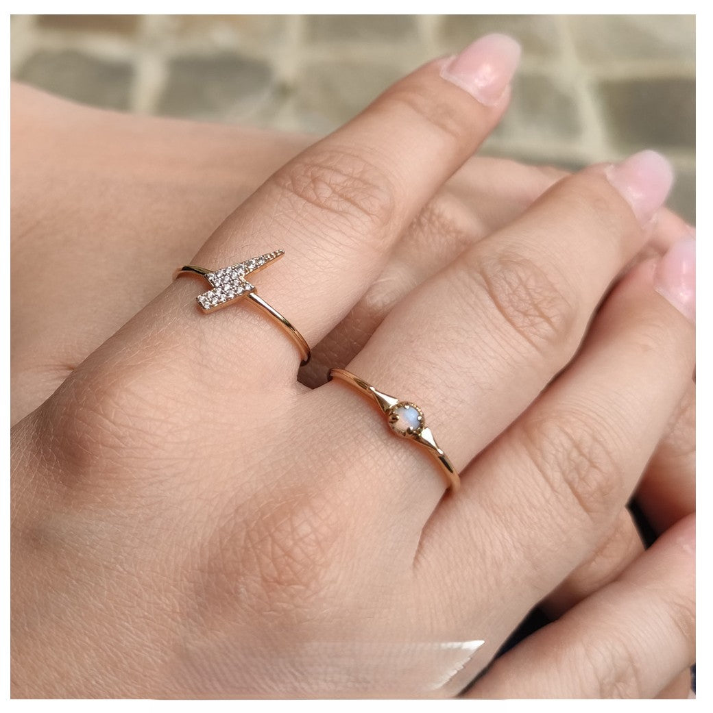 Bague Anneau Dorée et Nacre Blanche Sertie Porté