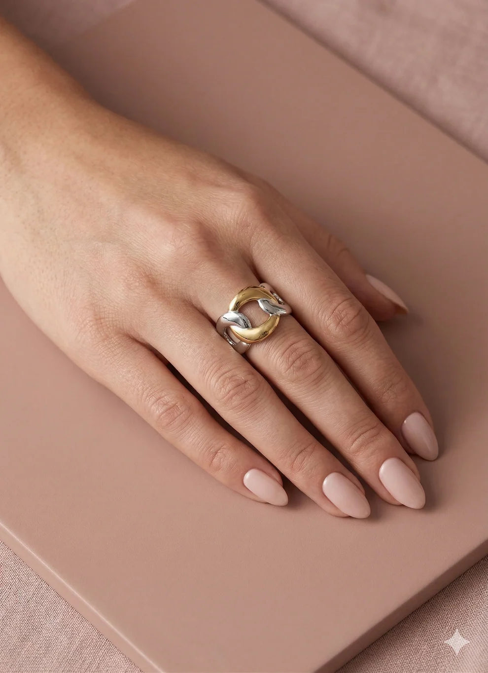Bague ajustable bicolore argentée et dorée à motif chaîne avec une finition miroir porté