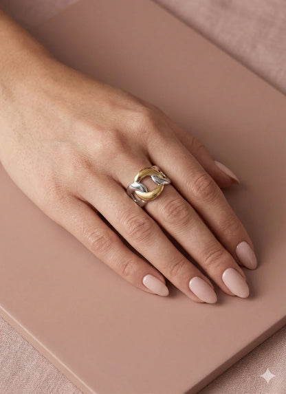 Bague ajustable bicolore argentée et dorée à motif chaîne avec une finition miroir porté