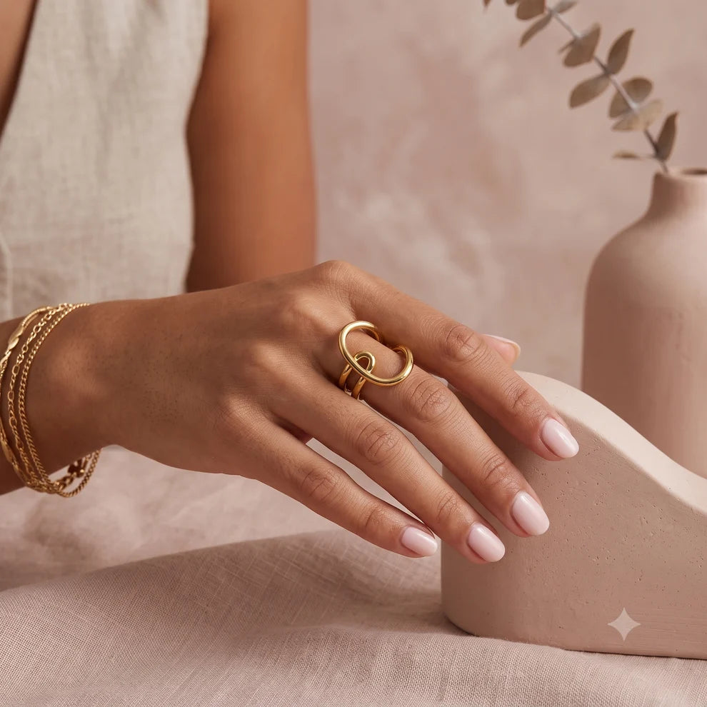 Bague ouverte au design sculptée en acier inoxydable dorée porté