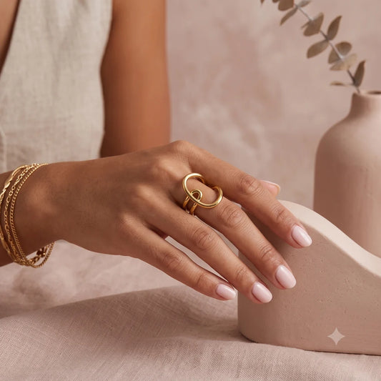 Bague ouverte au design sculptée en acier inoxydable dorée porté