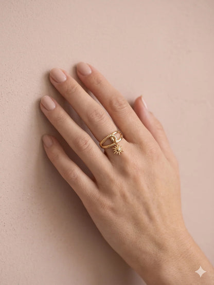 Bague ajustable à double anneau avec un pendentif soleil en acier inoxydable doré porté