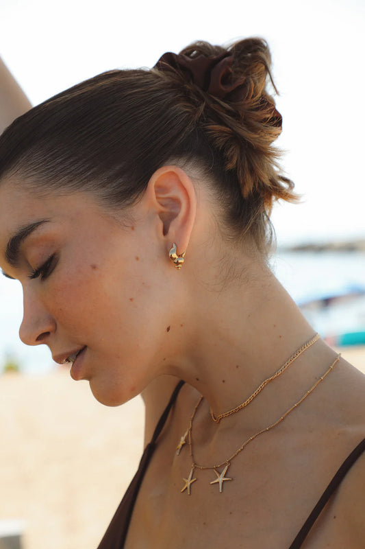 Boucles d'Oreilles Petite Créole Coquillage Dorées Porté