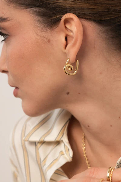 Boucles d'Oreilles Doré Forme Coeur Géométrique Porté