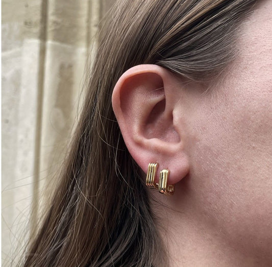 Boucles d'Oreilles Créoles Rectangle Strié Plaqué Or Porté