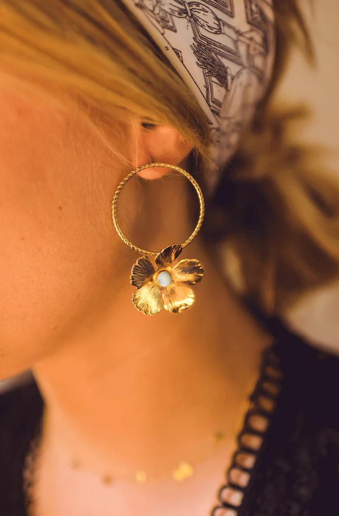 Boucles d'Oreilles Créoles Fleurs et Nacre Blanche PORTE