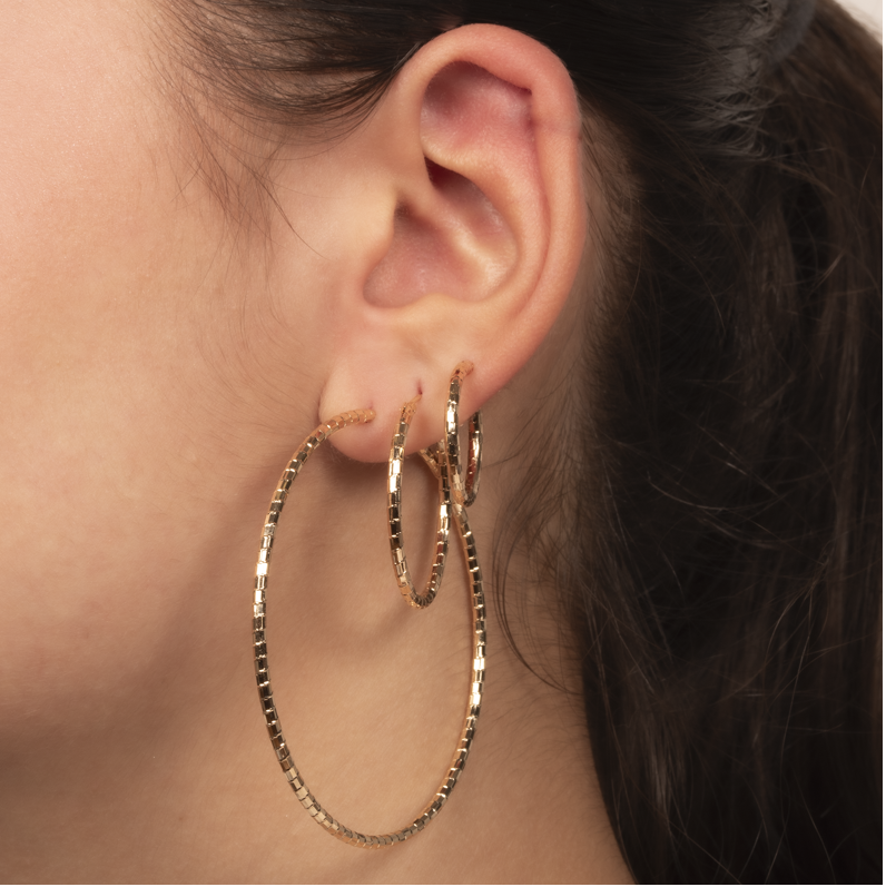 Grandes Créoles Plaqué Or Contours Striés Porté