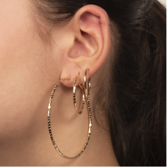 Grandes Créoles Plaqué Or Contours Striés Porté