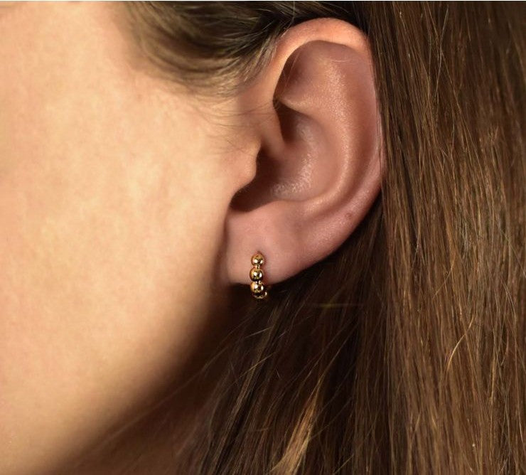 Boucles d'Oreilles Petites Créoles Boules Plaqué Or Porté