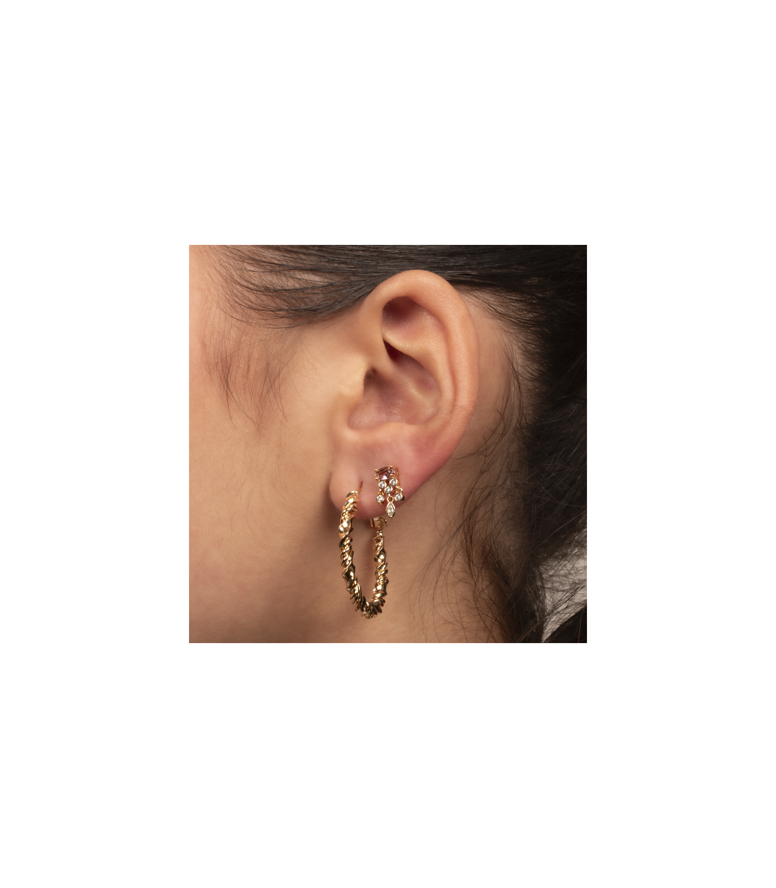 Boucles d'Oreilles Créoles Contours Torsadés Plaqué Or Porté