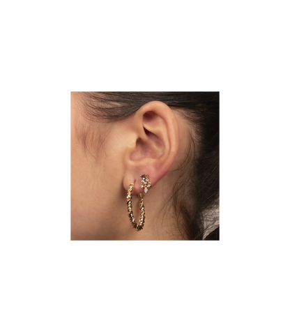 Boucles d'Oreilles Créoles Contours Torsadés Plaqué Or Porté