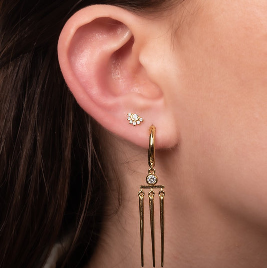 Puces d'Oreilles Plaqué Or Demie Fleurs et Strass BLancs Porté