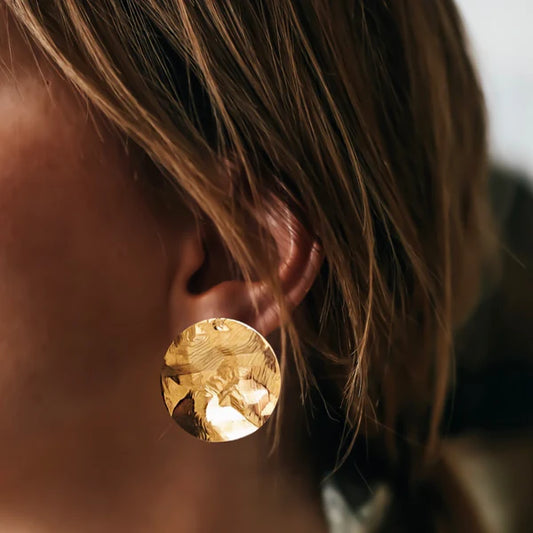 Boucles d'Oreilles Grand Disques Martelées Porté