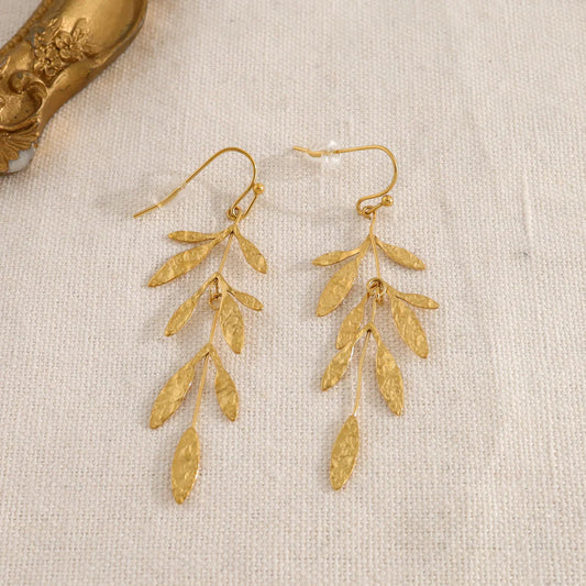 Boucles d'Oreilles Dormeuses Feuilles Martelées Pendantes Dorées