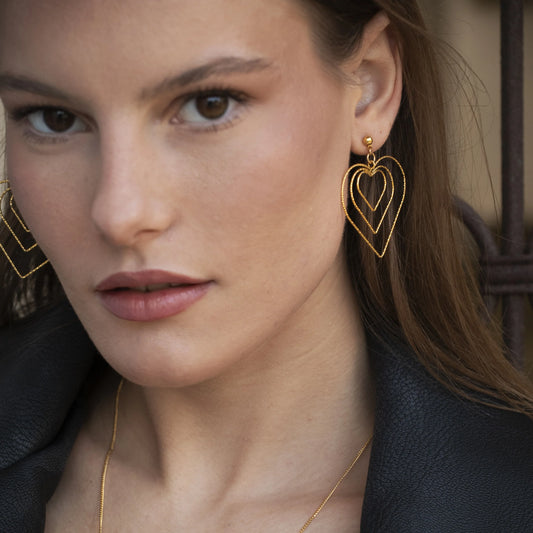 Boucles d'Oreilles Pendantes 3 Coeurs Imbriqué Doré Porté