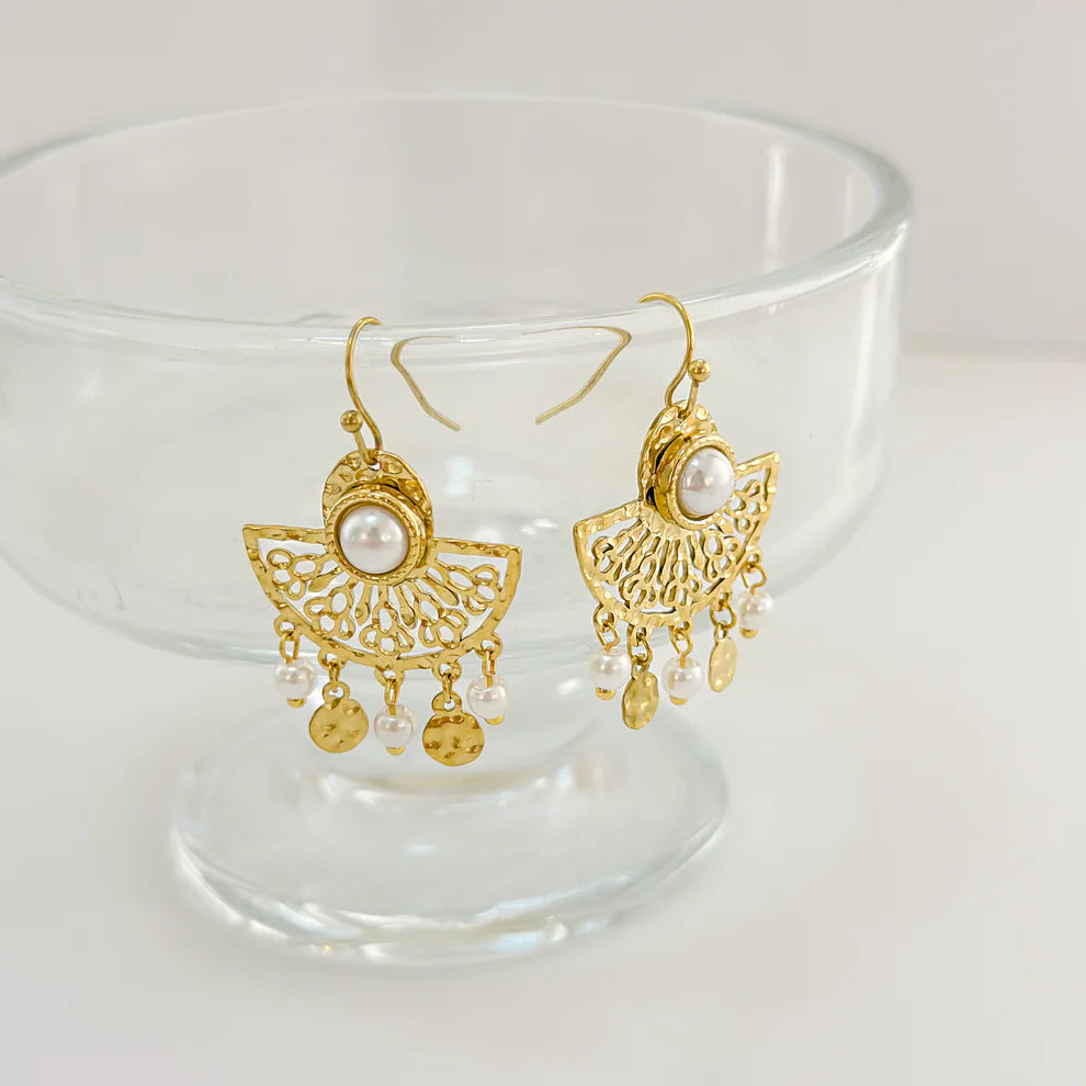 Boucles d'Oreilles Dormeuses Doré Demi Disque, Perle Blanche et Breloques Pendants 