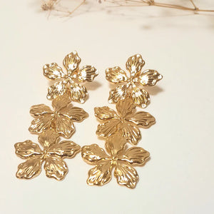 Boucles d'Oreilles Pendantes 3 Fleurs Martelés Dorés