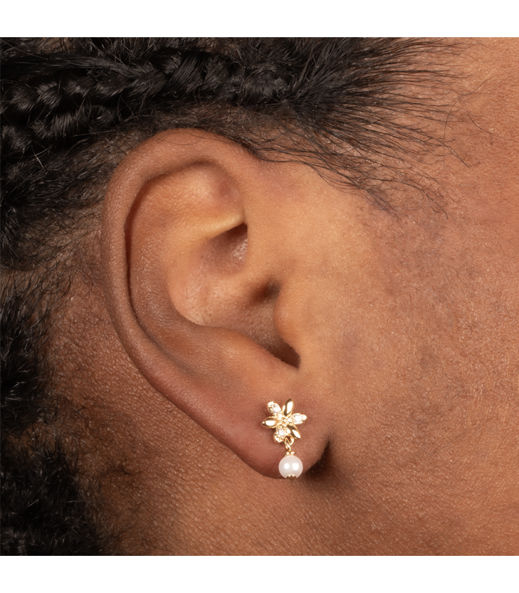 Boucles d'Oreilles Plaqué Or Petites Fleurs et Perles Blanches Porté