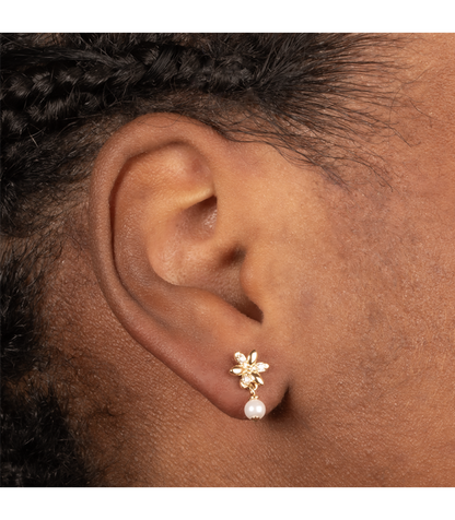 Boucles d'Oreilles Plaqué Or Petites Fleurs et Perles Blanches Porté