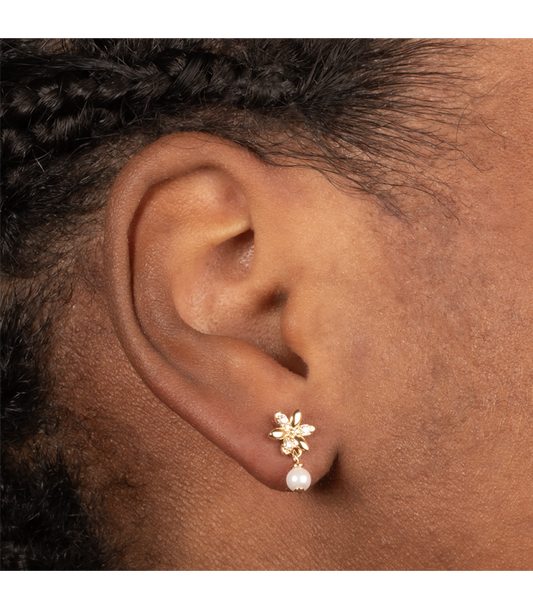 Boucles d'Oreilles Plaqué Or Petites Fleurs et Perles Blanches Porté