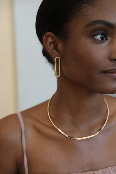 Boucles d'Oreilles Rectangle Torsadé Doré Porté