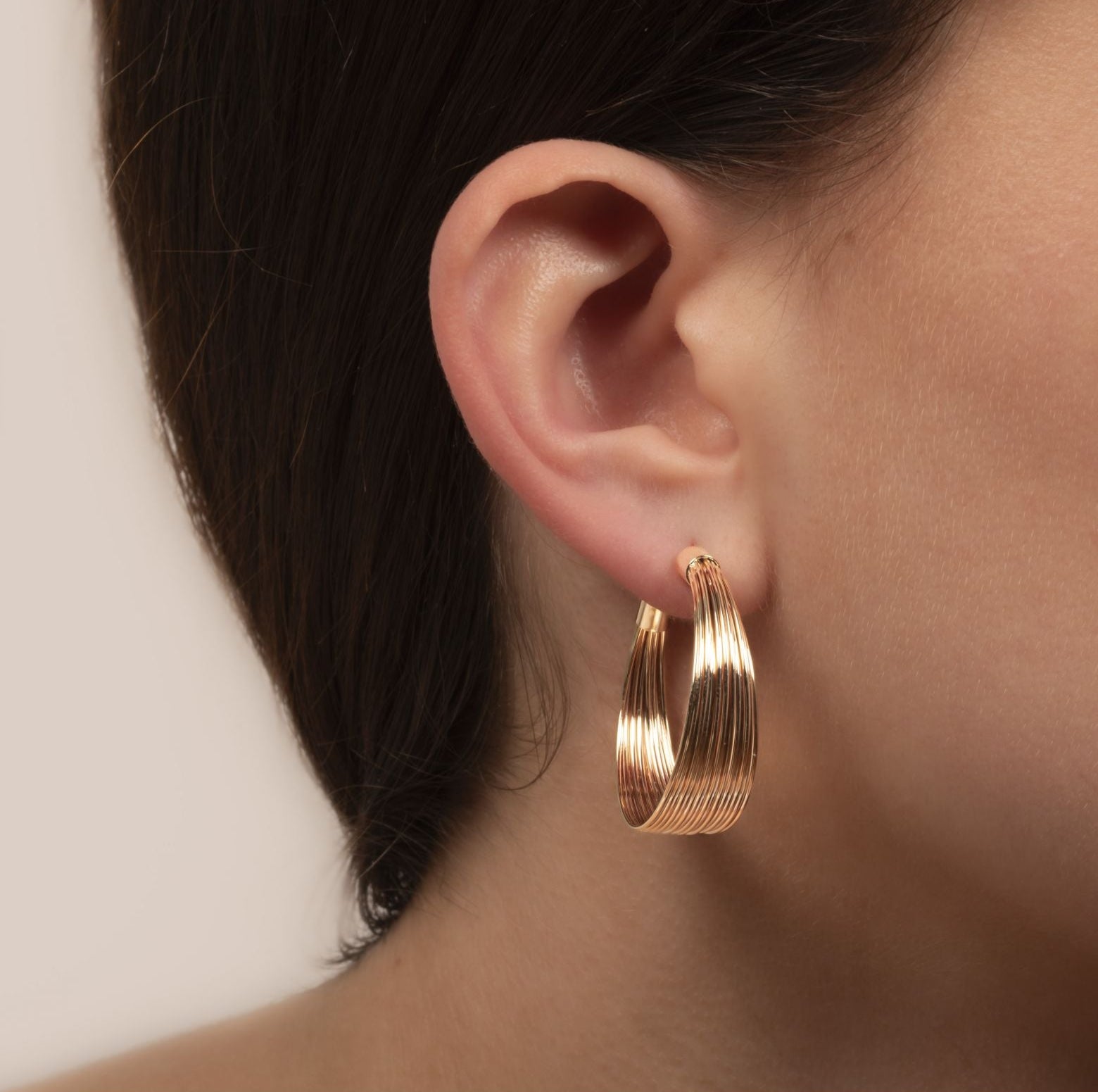 Boucles d'Oreilles Créoles Epaisses et Striés Plaqué Or Porté