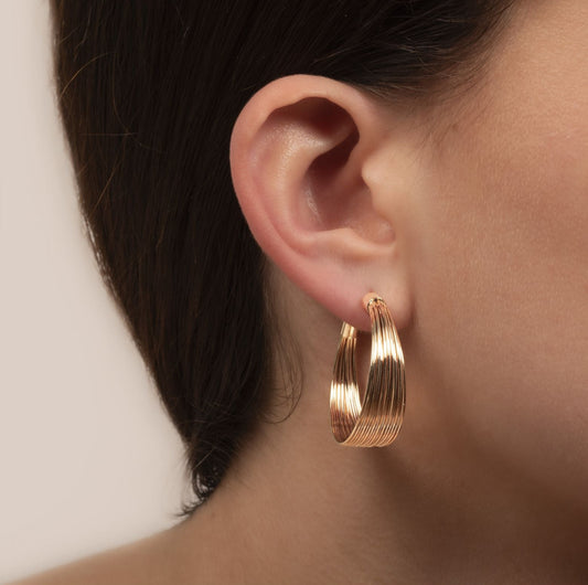 Boucles d'Oreilles Créoles Epaisses et Striés Plaqué Or Porté