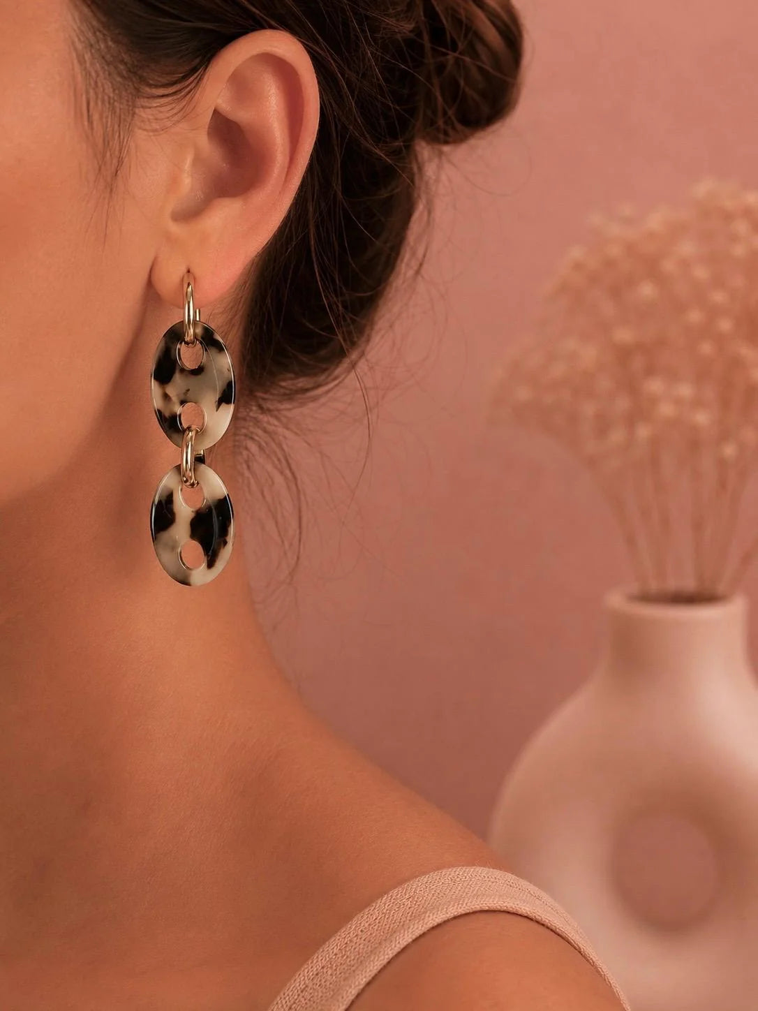 Boucles d'Oreilles Pendants 3 Maillons Motifs Léopard Porté 
