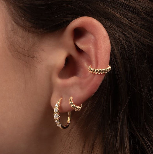 Boucles d'Oreilles Mini Créoles Boules Plaqué Or Porté