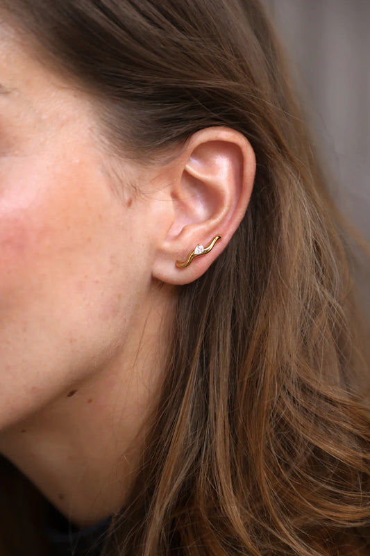 Contours d'Oreilles Boucles Montantes Vagues Dorées et Zircon Blanc Porté