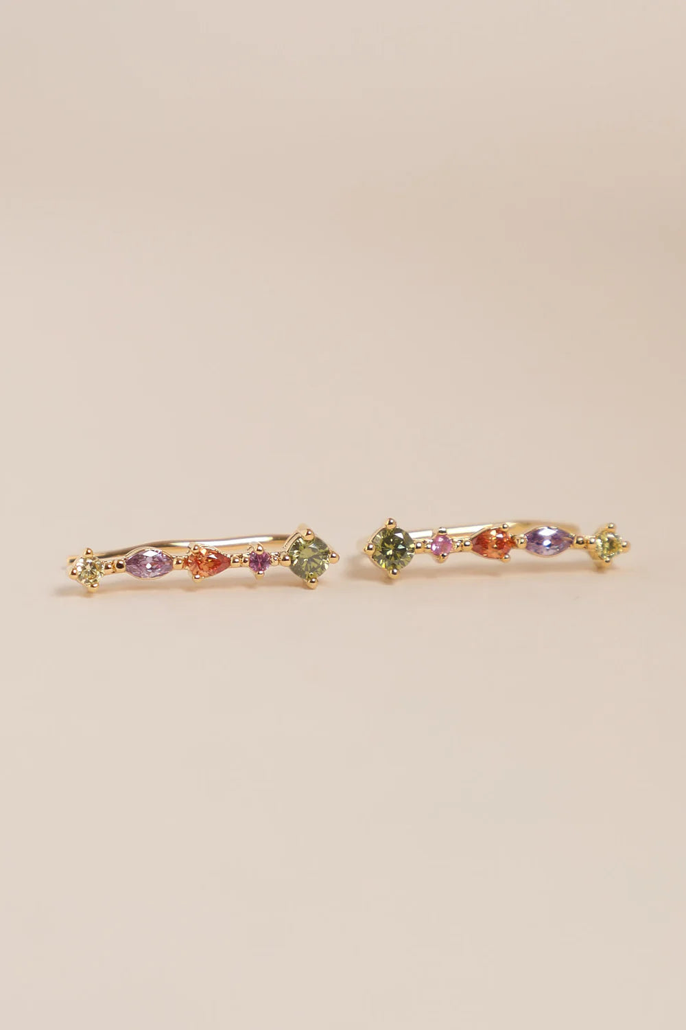 Contours d'Oreilles Boucles Montantes Dorées et Zircons Multiclores