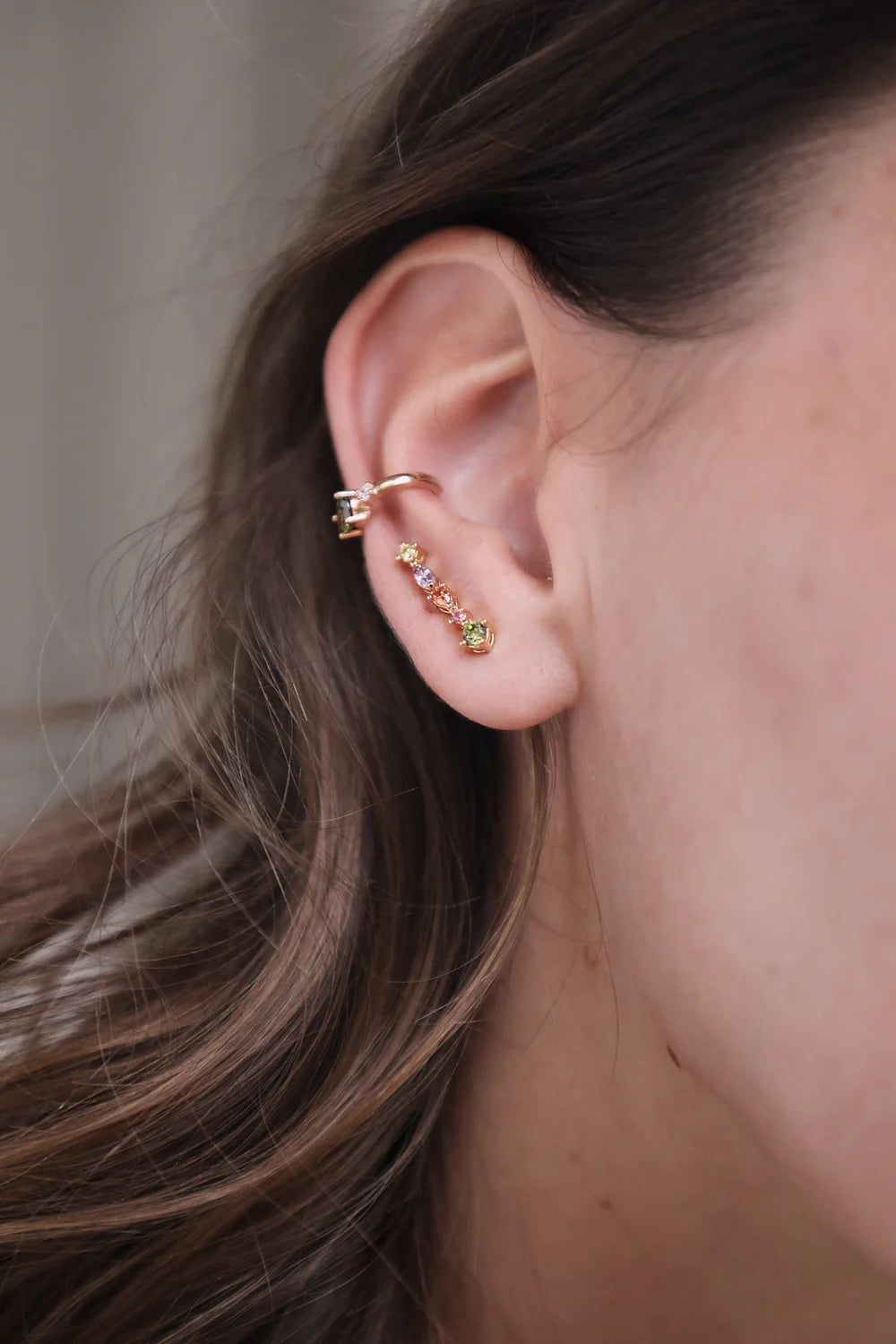 Contours d'Oreilles Boucles Montantes Dorées et Zircons Multiclores Porté