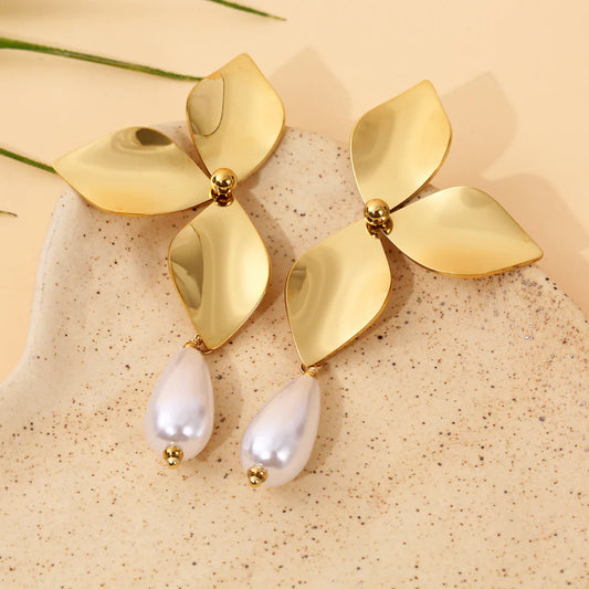 Boucles d'Oreilles Pendantes 3 Pétales Dorées et Perle Blanche