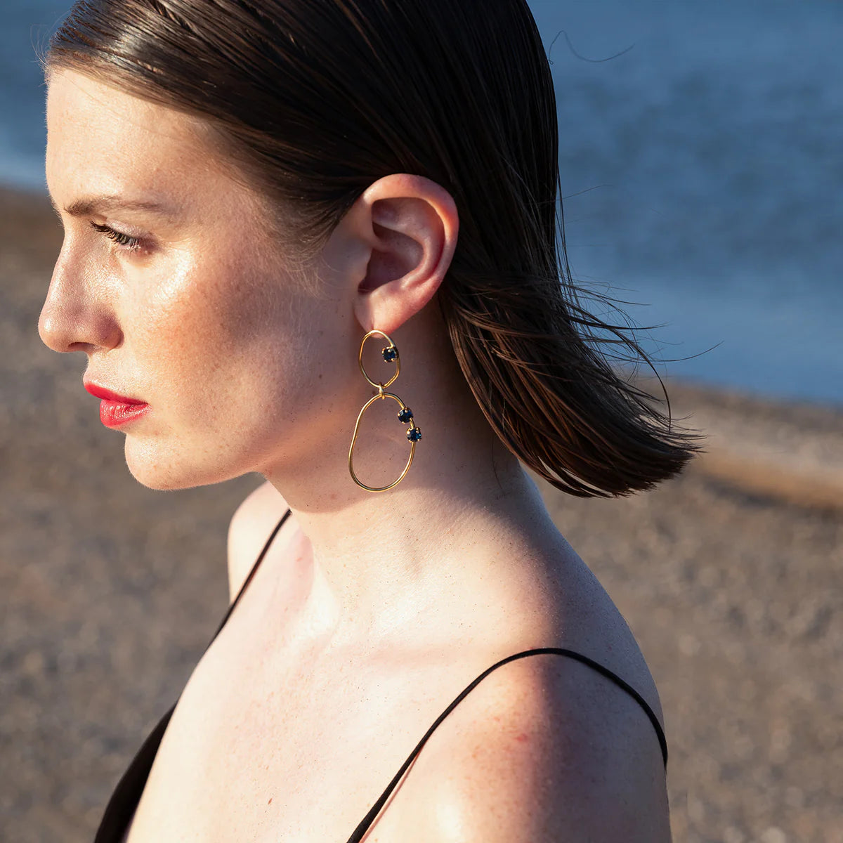 Boucles d'Oreilles 2 Anneaux Relié Doré et 3 Cristaux Swarovski Porté