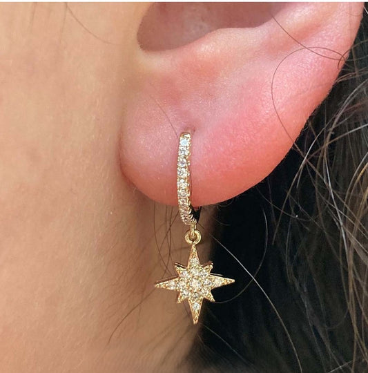 Boucles d'Oreilles Créoles Asymétriques Dorées Lune et Etoile Zircons Porté