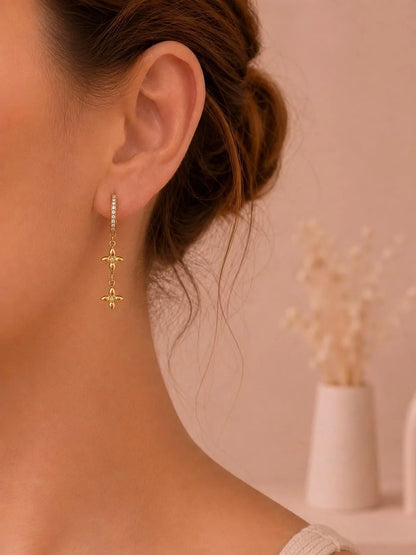 Boucles d'Oreilles Dorées Pendantes 2 Etoiles Strass Blancs Porté