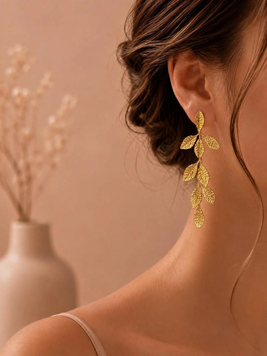 Boucles d'Oreilles Pendantes Feuille de Laurier Dorées Porté 